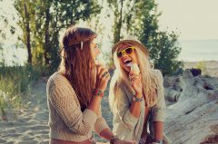 人生，就是笑笑别人，顺便再让别人笑笑