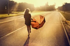 母亲膝上的簸箕