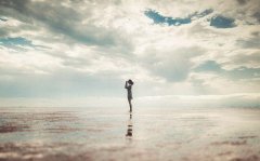 不喜热闹，又怕孤独