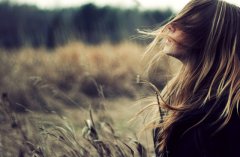 <b>用沉默，掩饰心里还爱伱的事实</b>