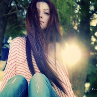 长发齐腰的个性女生头像