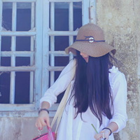 长发齐腰的个性女生头像