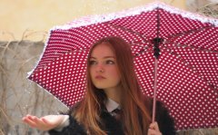 雪小禅：爱那个为你打伞的人