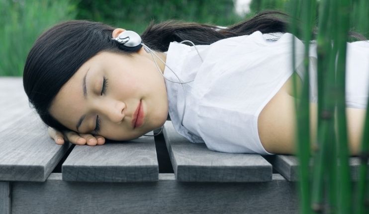 闭上眼去聆听音乐