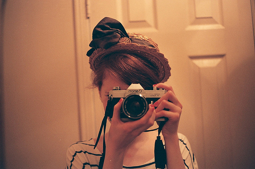 以为笑笑就可以将眼泪抖落掉，结果眼泪更加放肆成海