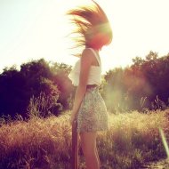 你佯装着一张开心的脸，可眼神掩饰不了深重的忧伤