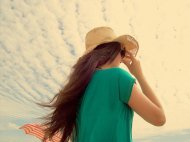 当爱情得不到现实的重用时，爱情不会渺笑现实的不公