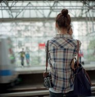 我们的爱只是在阳光下小露了一会，就已没有了如前的模样了